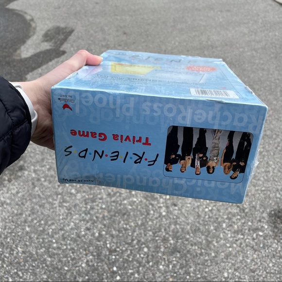 ❤️NWT Friends trivia game! - Picture 5 of 6